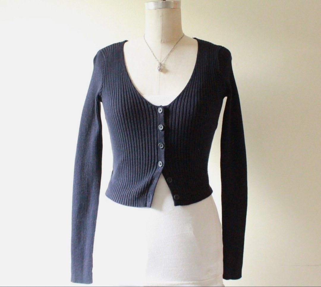 Brandy Melville Navy Ribbed Buttoned Front Cardigan Y2k (Category: Longsleeves) located in Quezon City. Submitted by shopkeju (Listing ID 1463414319, Image 1). Description: .