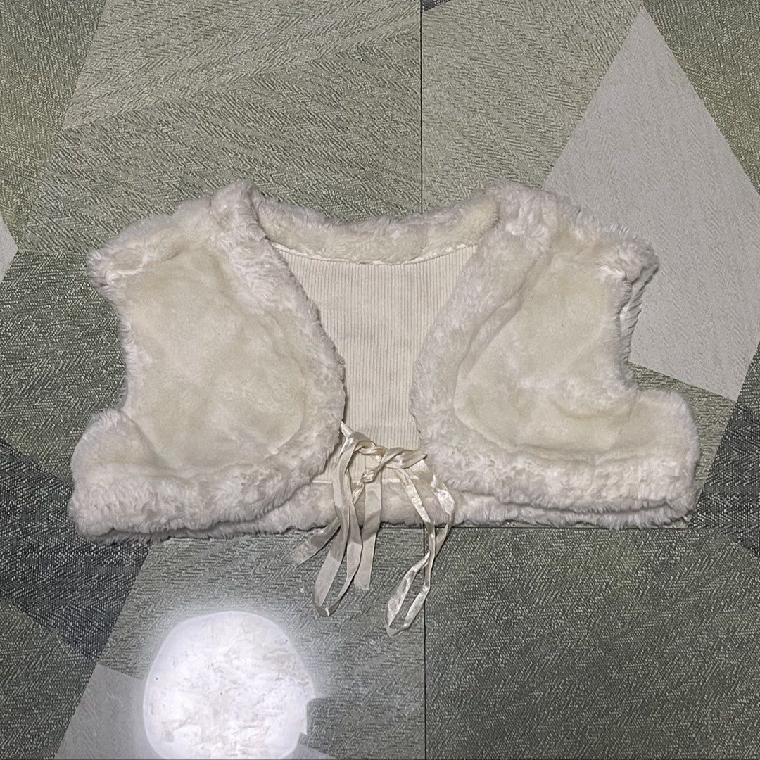 Bratz Forever Diamondz Fur Bolero (Category: Babies & Kids Fashion) located in Pasig City. Submitted by sirendiva_ (Listing ID 1463365086, Image 1). Description: - never been used, only stored in storage box - perfect for halloween costume - this is in child size outfit - it’s in cream color.