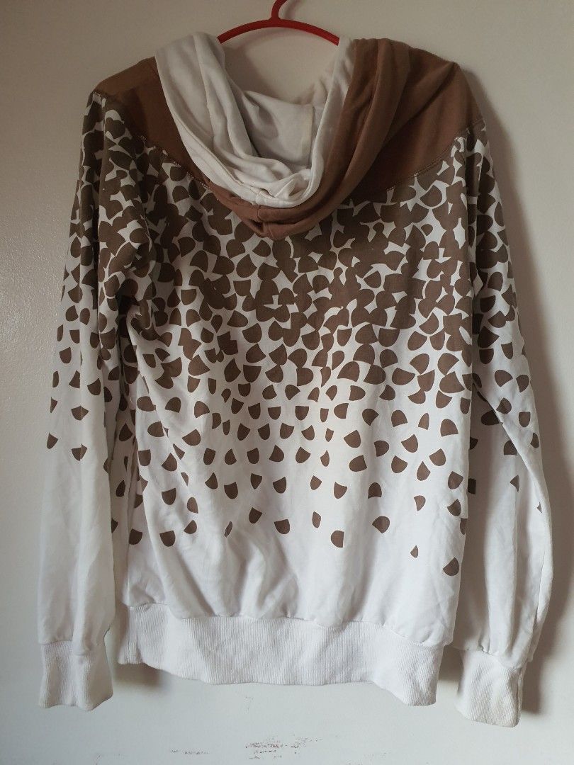 Brown & White Patterned Hoodie (Category: Hoodies) located in Meycauayan. Submitted by shoptoown (Listing ID 1463429463, Image 2). Description: - Unique brown and white faded pattern hoodie - Drawstring hood for adjustable comfort - Ribbed cuffs for a snug fit - Ideal for everyday casual wear - Approximate measurements: 23" chest, 24" length.