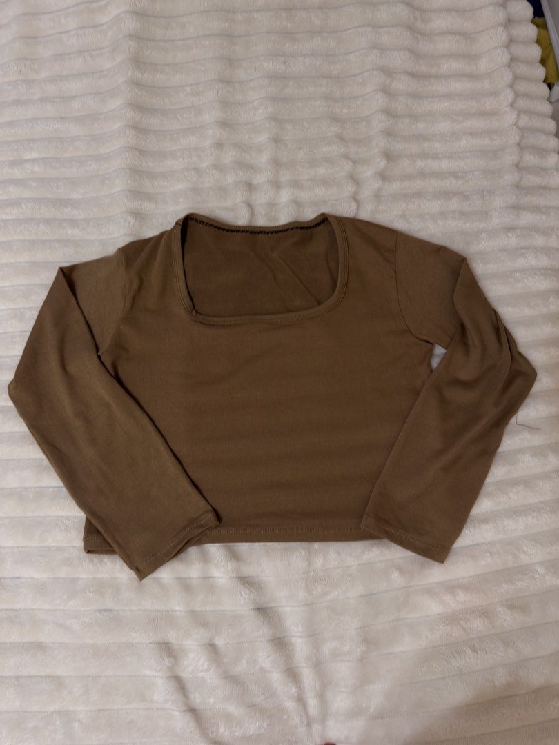 Brown Square Neck Long Sleeve Crop Top (Category: Longsleeves) located in Rizal. Submitted by rianaht (Listing ID 1463404360, Image 2). Description: Basic brown long sleeve crop top - Can fit Large to XL 🌸 RFS: Decluttering 🌸 Delivery only to be shouldered by the buyer. 🌸 Payment via GCash / Maya / Maribank.