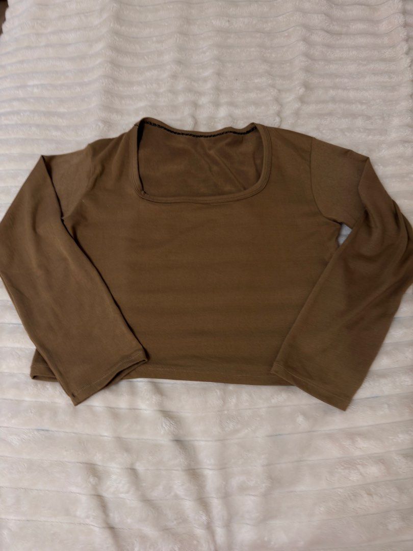 Brown Square Neck Long Sleeve Crop Top (Category: Longsleeves) located in Rizal. Submitted by rianaht (Listing ID 1463404360, Image 1). Description: Basic brown long sleeve crop top - Can fit Large to XL 🌸 RFS: Decluttering 🌸 Delivery only to be shouldered by the buyer. 🌸 Payment via GCash / Maya / Maribank.