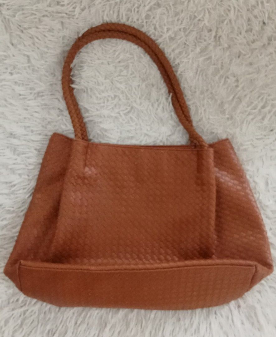 Brown Woven Tote Bag (Category: Tote Bags) located in Caloocan City. Submitted by noy5o1a (Listing ID 1463365150, Image 1). Description: - Brown woven tote bag - Features braided handles - Textured material for a stylish look - Spacious interior for all your essentials - Classic and versatile design for everyday use.