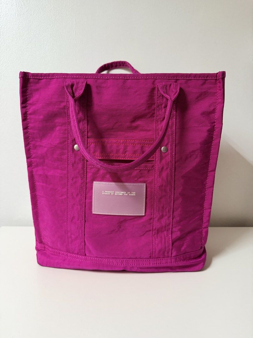 BTV Crunch Carryall 02 (Category: Tote Bags) located in Taguig. Submitted by pre.by.k (Listing ID 1463358687, Image 1). Description: Used a few times only, still looks super new. Pick up from Merville, Pque 1 day after payment is confirmed..
