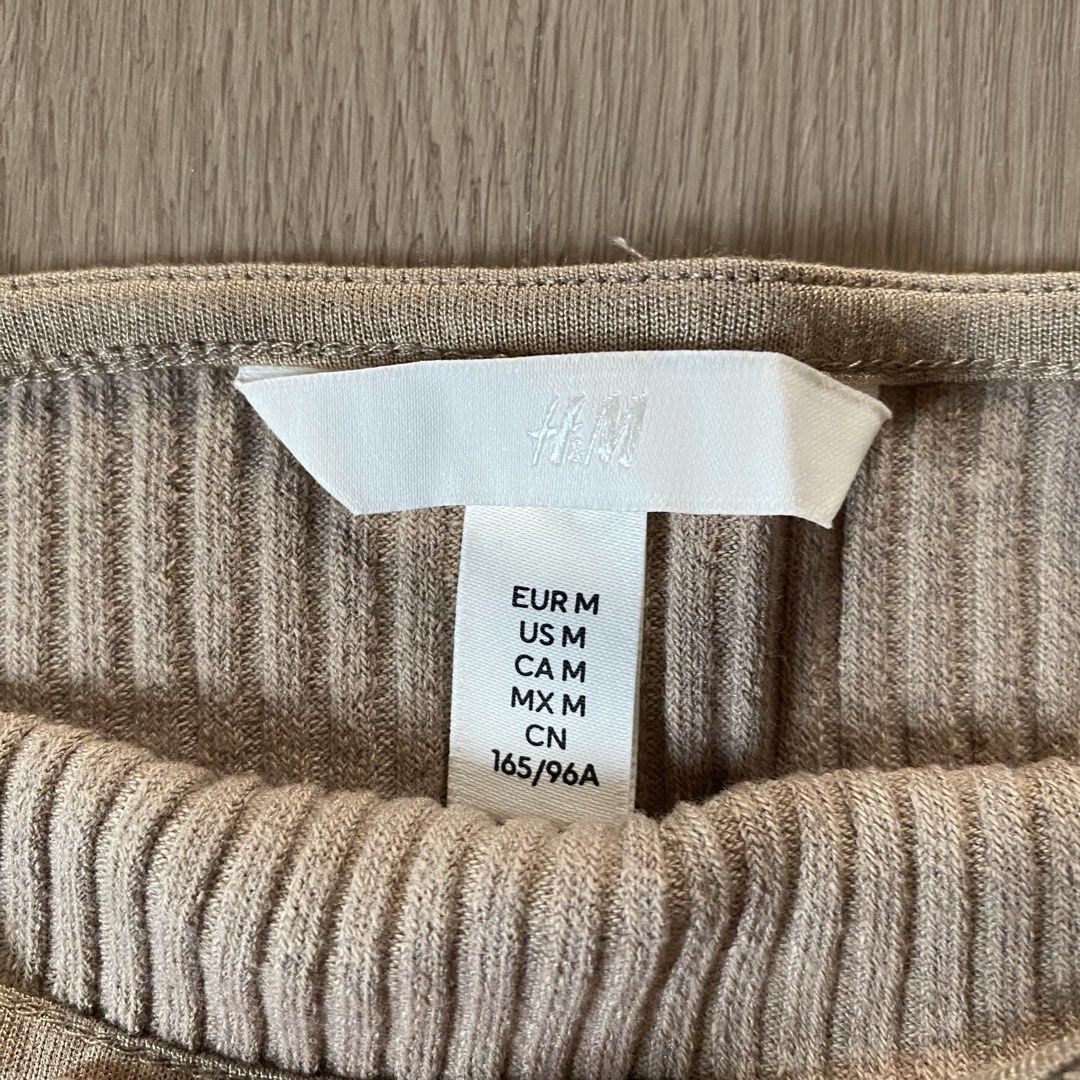 [BUNDLE] H&M Croptop (Category: Blouses) located in Iloilo. Submitted by shopfromhomeph.co (Listing ID 1463352586, Image 3). Description: ~ 200 pesos each ~ 500 pesos only if bundle!.
