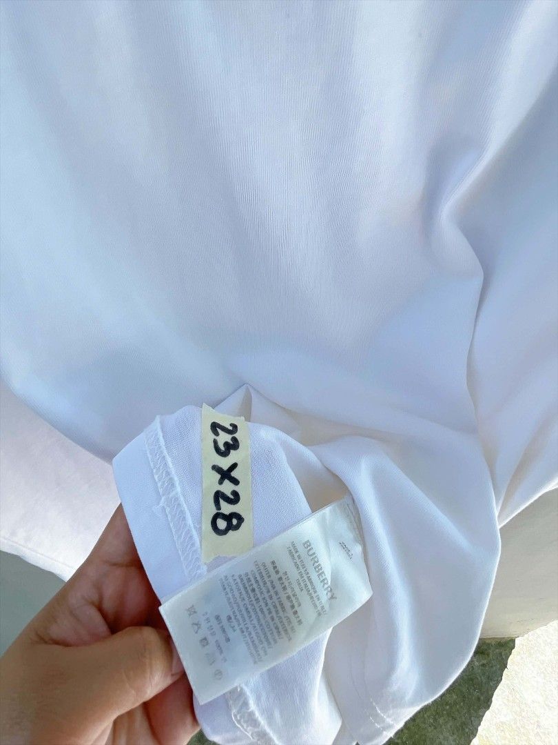 Burberry (Category: Activewear) located in San Nicolas. Submitted by lictawajre19642 (Listing ID 1463397204, Image 3). Description: Size: L-XL Width :23 Length :28 CR:9.5 Issue minimal stain/repair pinhole.