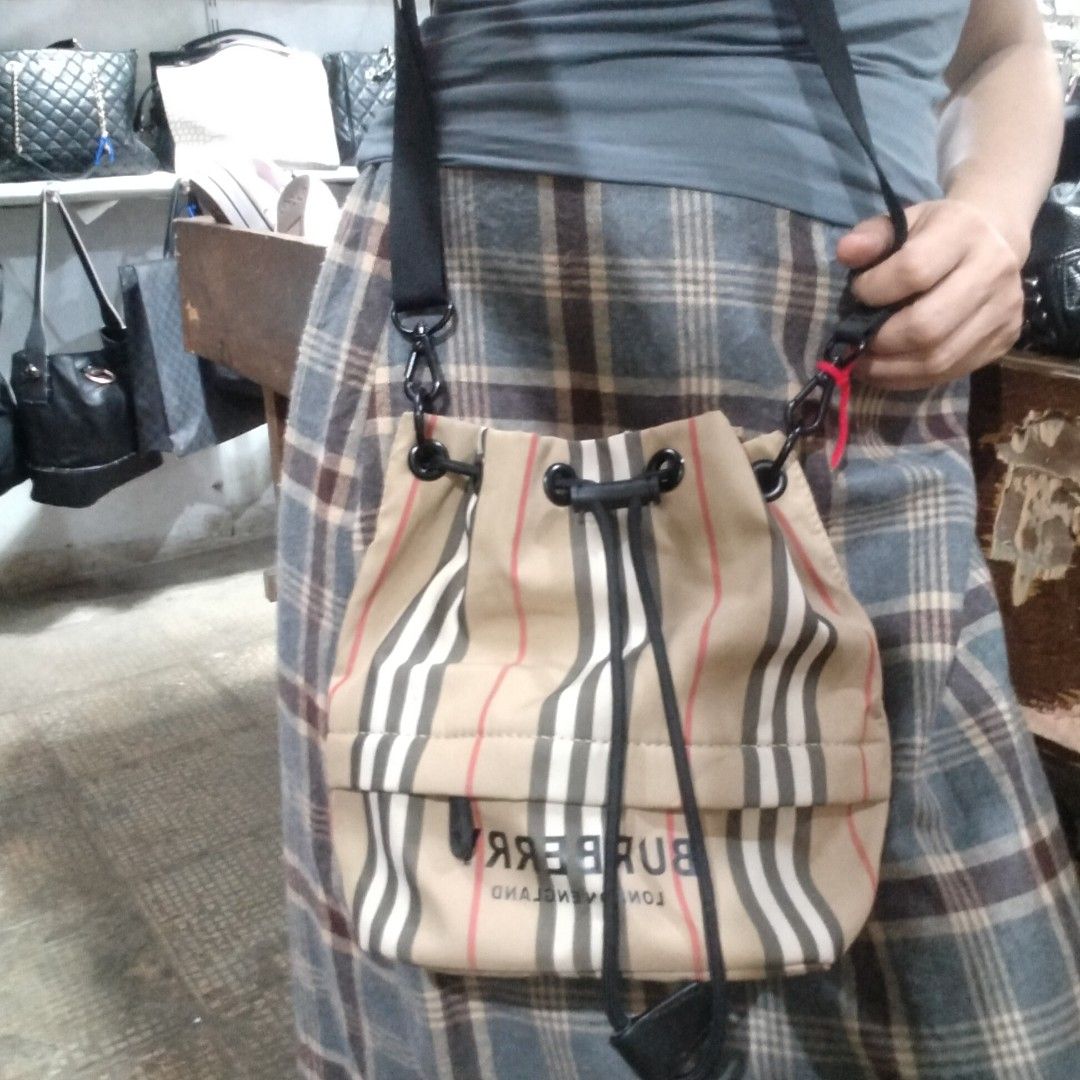 Burberry (Category: Cross-body Bags) located in El Salvador. Submitted by francheskaukayukay (Listing ID 1463422983, Image 3). Description: .