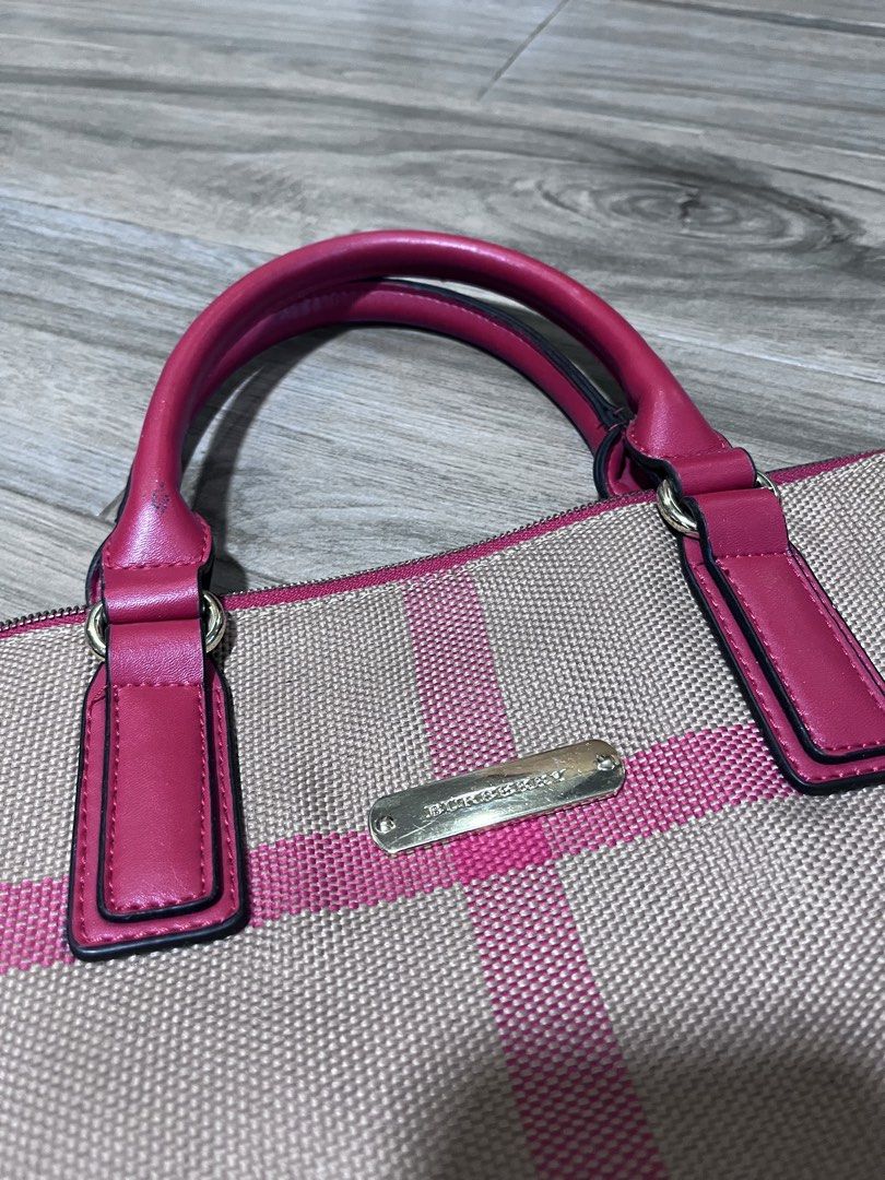 Burberry (Category: Tote Bags) located in Dagupan City. Submitted by calmocean-f675cc (Listing ID 1463423477, Image 3). Description: Burberry Good as new 700 add sf .