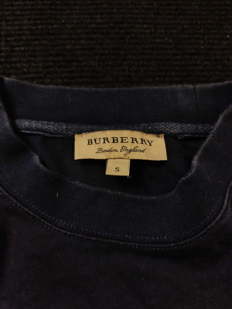 Burberry Big Logo (Category: Coats, Jackets and Outerwear) located in San Fernando. Submitted by gaboo_asncn (Listing ID 1463545288, Image 3). Description: - Burberry Big Logo - Size: Small on tag (W20/L26) - Condition: Good - Color Rate: 8.5/10 - Issue "HairLines".