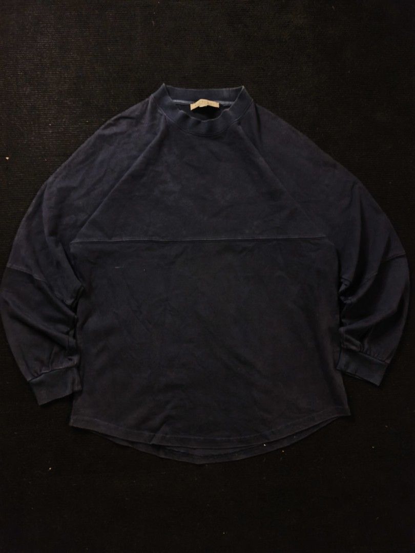 Burberry Big Logo (Category: Coats, Jackets and Outerwear) located in San Fernando. Submitted by gaboo_asncn (Listing ID 1463545288, Image 2). Description: - Burberry Big Logo - Size: Small on tag (W20/L26) - Condition: Good - Color Rate: 8.5/10 - Issue "HairLines".
