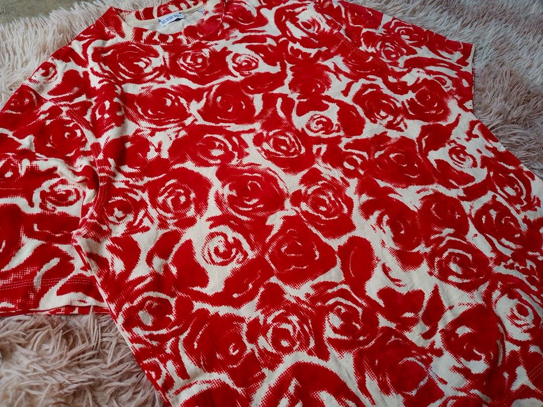 Burberry Rose Print T-Shirt (Category: Tshirts & Polo Shirts ) located in Boston. Submitted by johnpaulvi30029 (Listing ID 1463402428, Image 3). Description: - Authentic Burberry tee - Cream base with vibrant all-over red rose print - Short sleeves and crew neck - Perfect statement piece for any outfit - Versatile for dressing up or down.