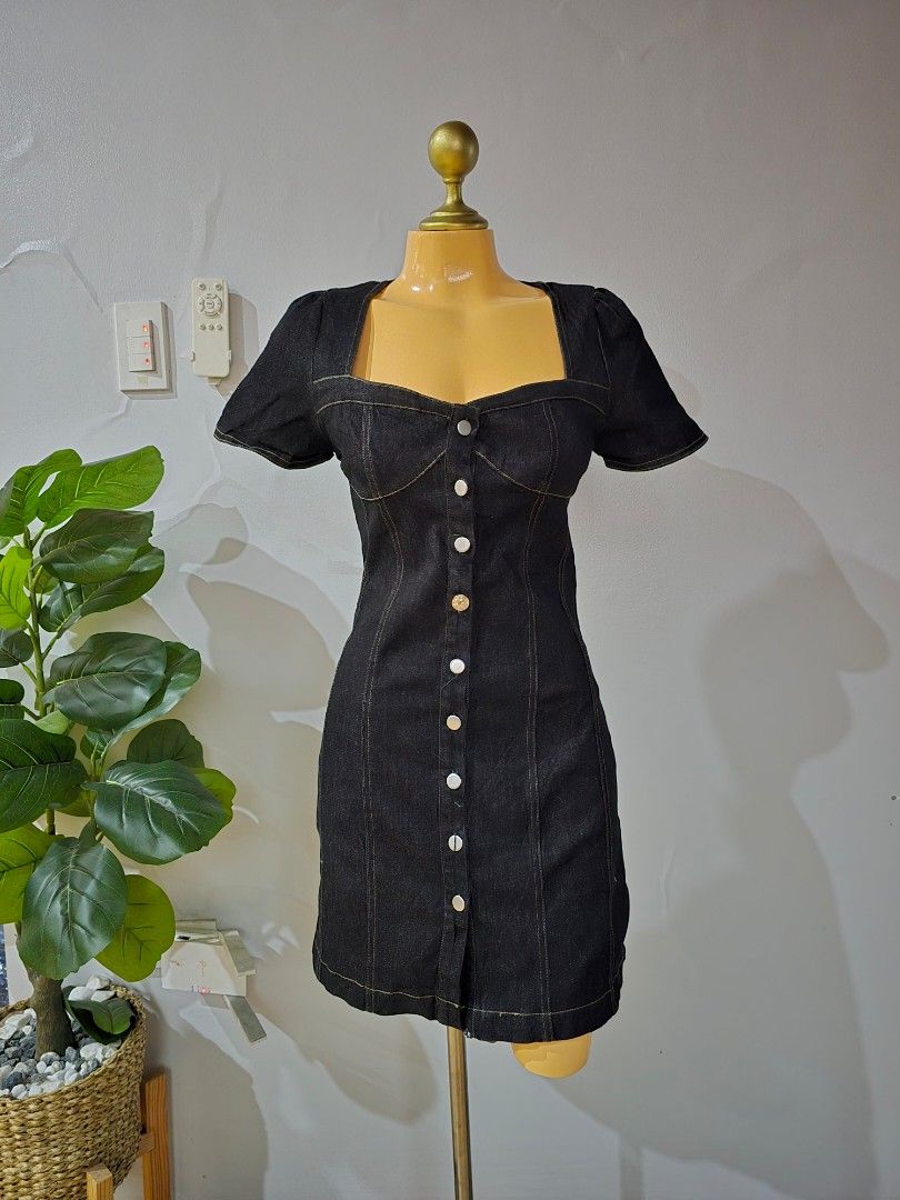 Bustier button down office black denim dress (Category: Dresses) located in San Marcelino. Submitted by thriftolshoppiness (Listing ID 1463465345, Image 1). Description: S-M.