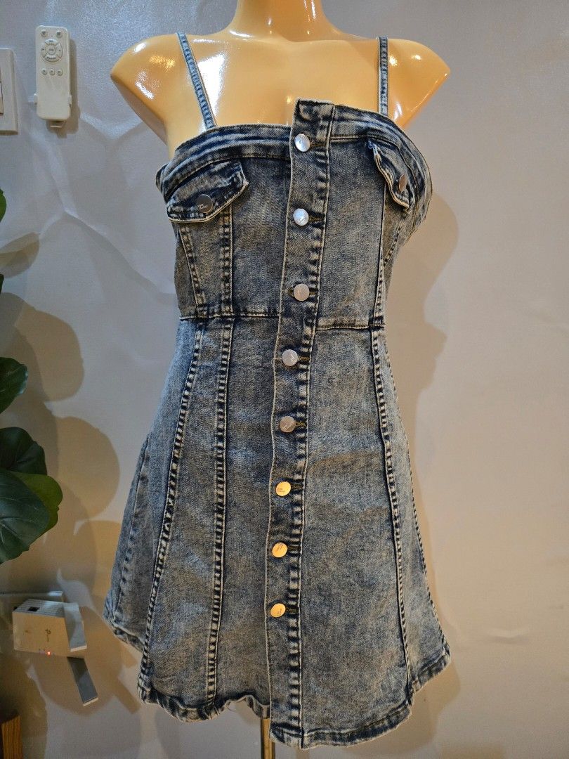 Button down strappy cute acid wash denim dress (Category: Dresses) located in San Marcelino. Submitted by thriftolshoppiness (Listing ID 1463485331, Image 2). Description: M-SL.