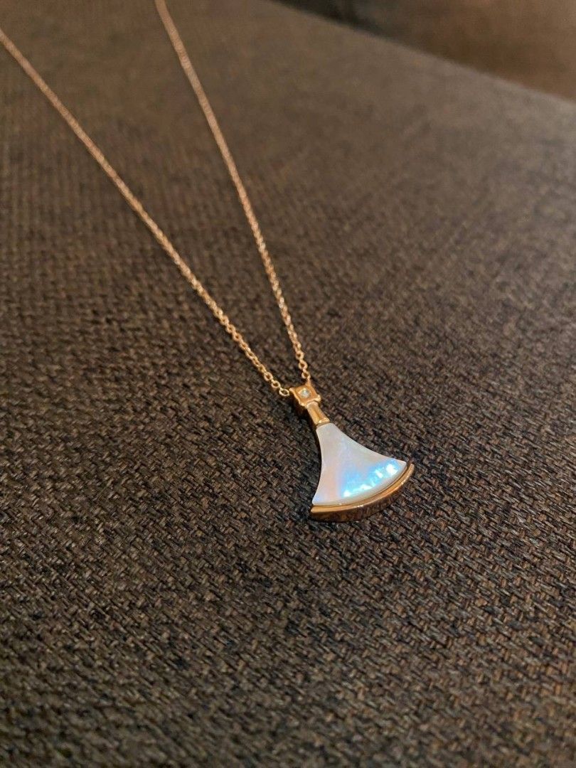 Bvlgar* inspired necklace (Category: Necklaces) located in Banga. Submitted by amorxa (Listing ID 1463372117, Image 2). Description: A Bvlgari-inspired necklace crafted in rose gold toned, featuring a distinctive fan-shaped white mother-of-pearl pendant..