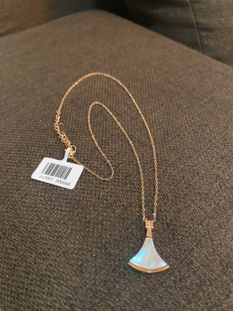 Bvlgar* inspired necklace (Category: Necklaces) located in Banga. Submitted by amorxa (Listing ID 1463372117, Image 3). Description: A Bvlgari-inspired necklace crafted in rose gold toned, featuring a distinctive fan-shaped white mother-of-pearl pendant..