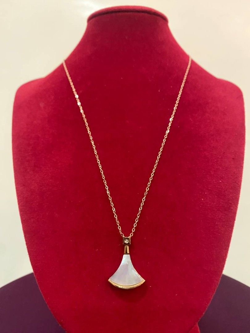 Bvlgar* inspired necklace (Category: Necklaces) located in Banga. Submitted by amorxa (Listing ID 1463372117, Image 1). Description: A Bvlgari-inspired necklace crafted in rose gold toned, featuring a distinctive fan-shaped white mother-of-pearl pendant..