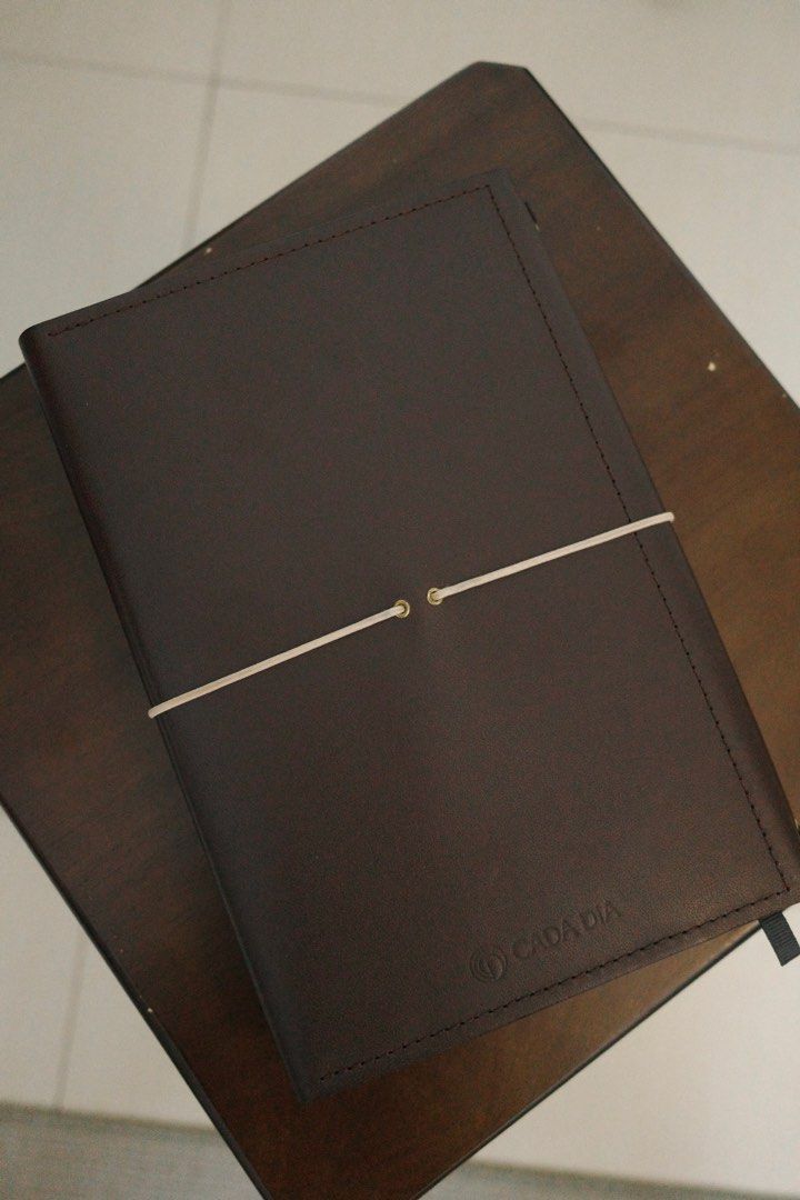 Cada Dia Leather Folio Atlas A5 (Category: Stationery & School Supplies) located in Makati City. Submitted by jackstuff (Listing ID 1463409903, Image 2). Description: - Embossed 'JE' initials on the bottom right corner .