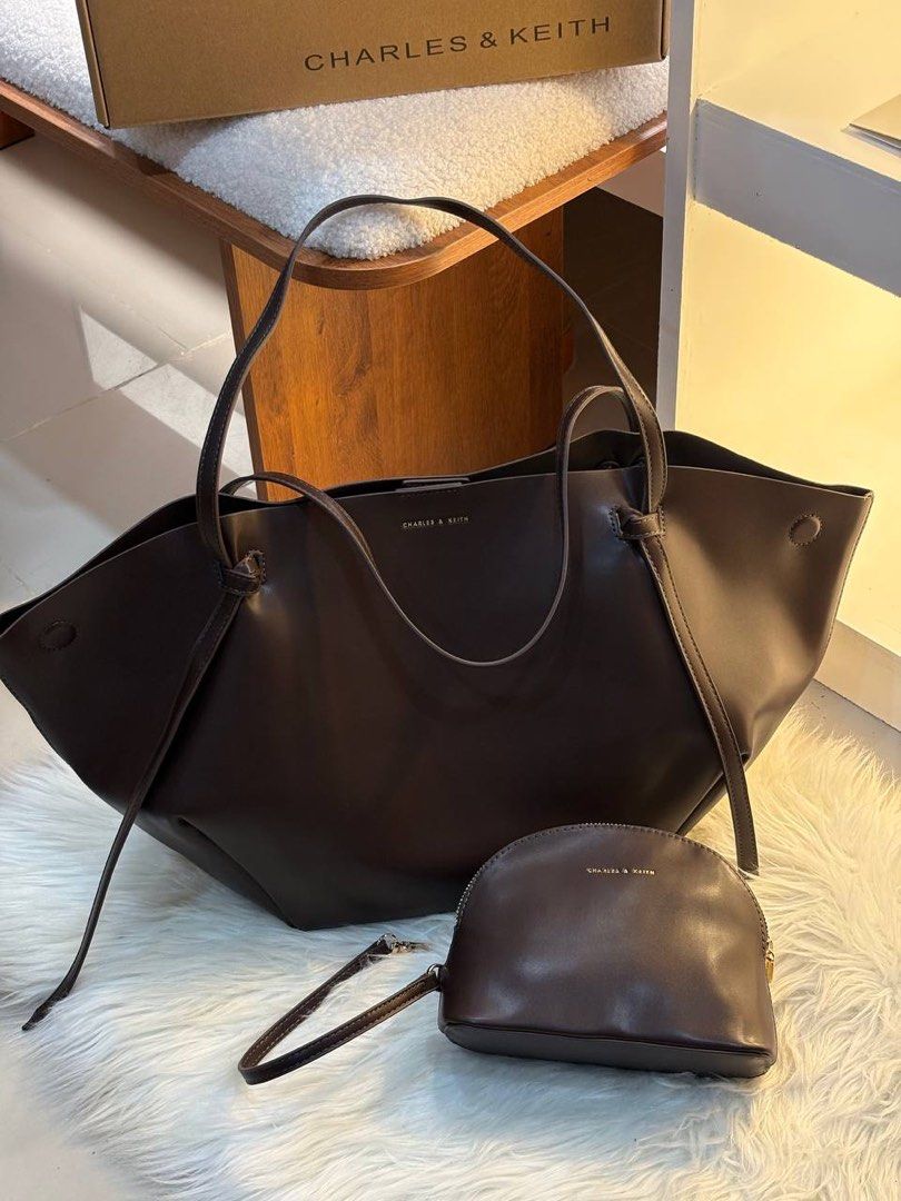 Calla Tote Bag XL (Category: Tote Bags) located in Manila. Submitted by aiman_sole5 (Listing ID 1463336648, Image 1). Description: XL Calla Tote 🤎🥹 Finally we have na din mga sis! 🫶🏻 andami naghahanap ng XL Sizes, this one fits a laptop up to 15 inch na mga sis. Perfect as everyday use na mga sis! 🤎🤌🏻 Colors: Black & Espresso Brown ₱1,300 - add ₱70 for the paperbag 📍Tondo, Manila 📍 Imus, Cavite - Lalamove (same day delivery) - JNT shippi