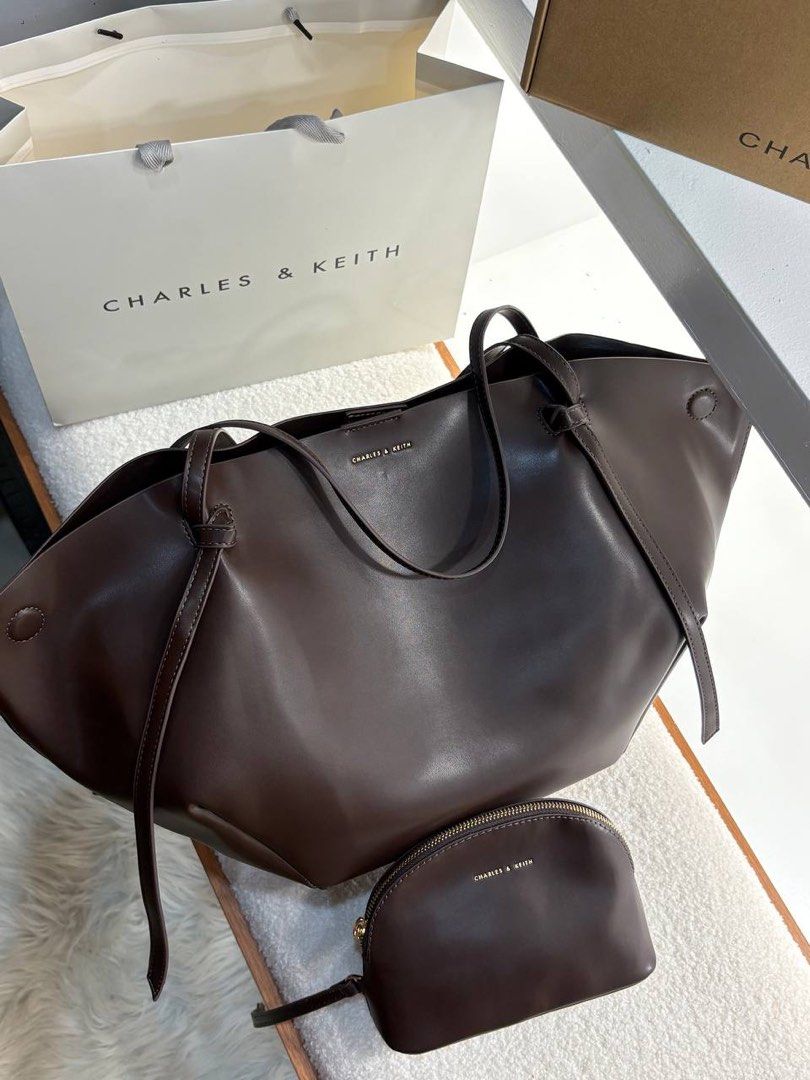 Calla Tote Bag XL (Category: Tote Bags) located in Manila. Submitted by aiman_sole5 (Listing ID 1463336648, Image 2). Description: XL Calla Tote 🤎🥹 Finally we have na din mga sis! 🫶🏻 andami naghahanap ng XL Sizes, this one fits a laptop up to 15 inch na mga sis. Perfect as everyday use na mga sis! 🤎🤌🏻 Colors: Black & Espresso Brown ₱1,300 - add ₱70 for the paperbag 📍Tondo, Manila 📍 Imus, Cavite - Lalamove (same day delivery) - JNT shippi