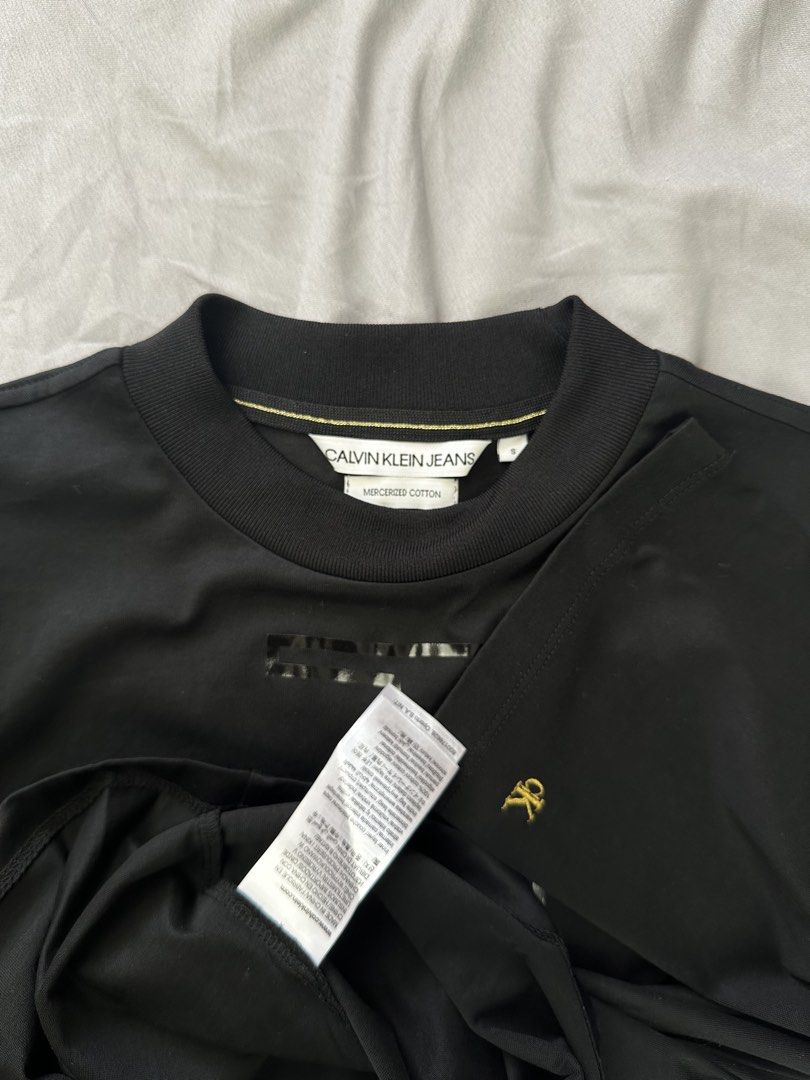 CALVIN KLEIN - Mercerized Cotton LongSleeve (Category: Longsleeves) located in Cavite. Submitted by hand.picked (Listing ID 1463492636, Image 3). Description: CALVIN KLEIN - Mercerized Cotton LongSleeve This is a Calvin Klein black long-sleeve top featuring a glossy, oversized tonal CK monogram logo graphic on the front. Size: Small Dimension: 19.5” Width / 23” Length Condition: Good as new.