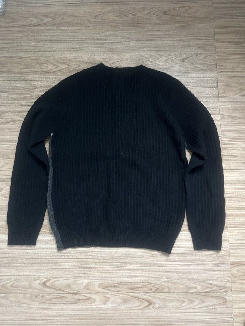 CALVIN KLEIN KNITTED SWEATER 100% LAMBWOOL (Category: Activewear) located in Cebu City. Submitted by fierce.vincent (Listing ID 1463371068, Image 3). Description: CALVIN KLEIN KNITTED SWEATER 100% LAMBWOOL GOOD AS NEW 21 x 27 / MED TO SEMI L 1450 + sf.