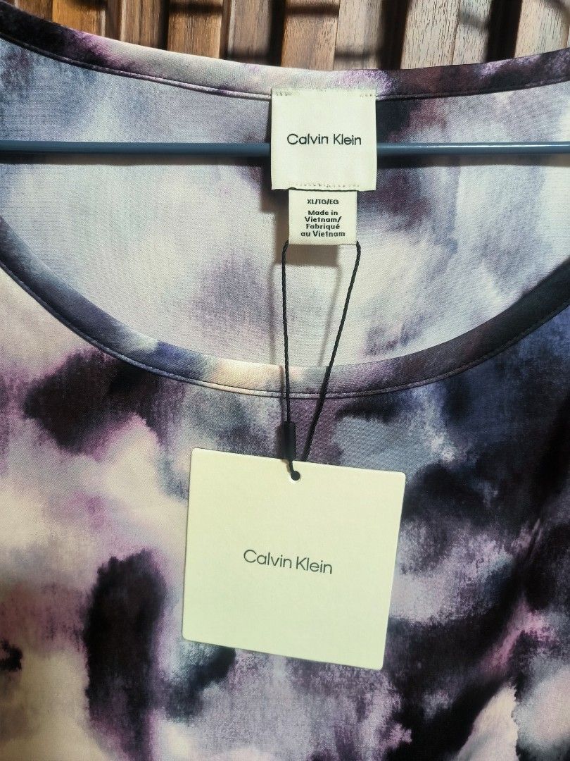 Calvin klein printed blouse (Category: Blouses) located in Cavite. Submitted by oncetop_declutter (Listing ID 1463555941, Image 2). Description: brand new with hangtag new arrival best fit to 2x-3x sf c/o buyer.