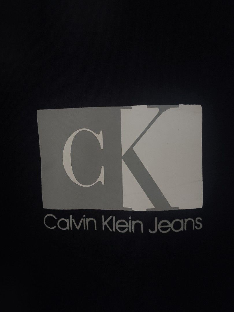Calvin Klein T-shirt (Category: Tshirts & Polo Shirts ) located in Toledo. Submitted by youngstone_202123 (Listing ID 1463329590, Image 3). Description: Calvin Klein T-shirt 🖤 ✅Excellent Condition ✅Color rate 9.8/10 ✅Dimes: Length 26 Width 20 ❗COLOR MAY VARY DUE TO LIGHTING ❗ PRICE💌.