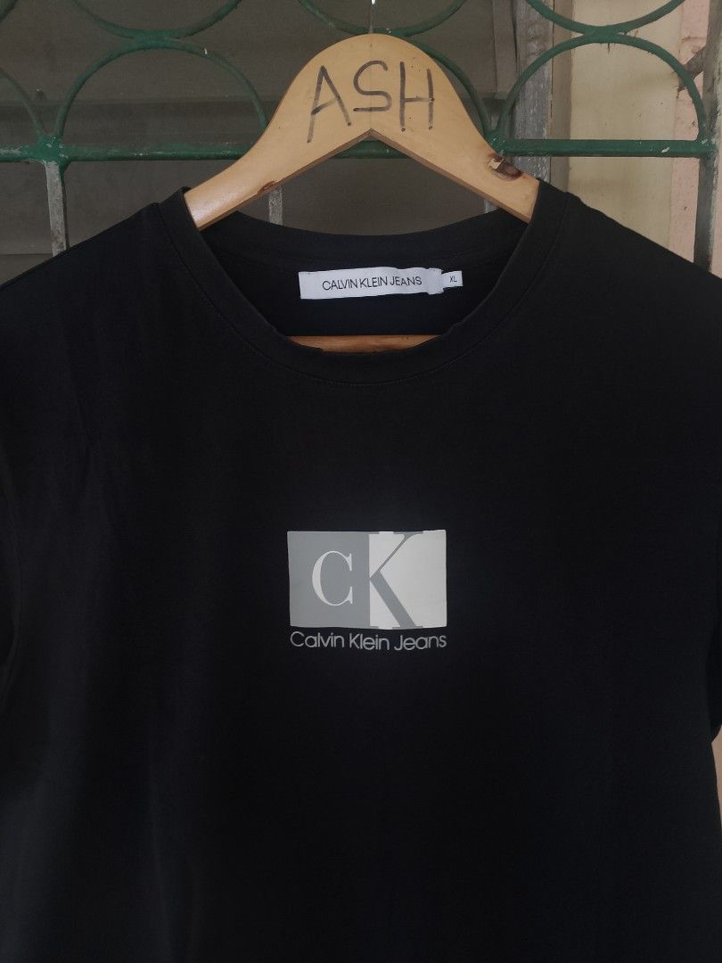 Calvin Klein T-shirt (Category: Tshirts & Polo Shirts ) located in Toledo. Submitted by youngstone_202123 (Listing ID 1463329590, Image 2). Description: Calvin Klein T-shirt 🖤 ✅Excellent Condition ✅Color rate 9.8/10 ✅Dimes: Length 26 Width 20 ❗COLOR MAY VARY DUE TO LIGHTING ❗ PRICE💌.