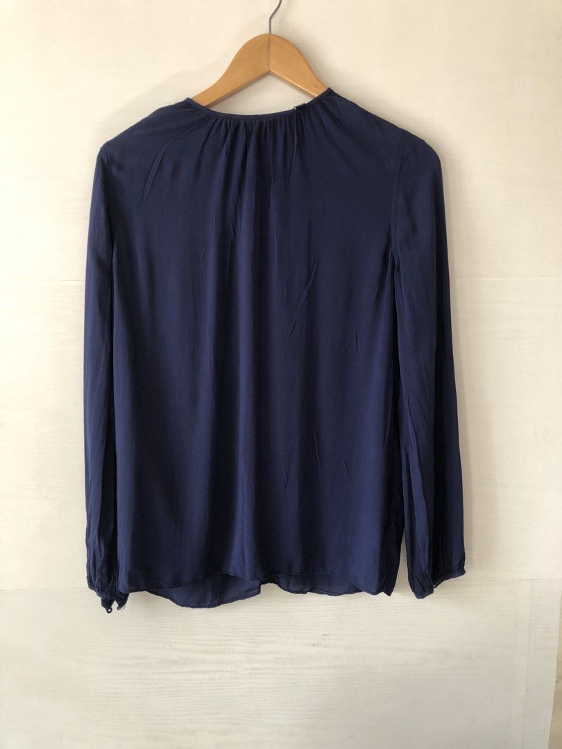 Calvin Klein Viscose Soft Longsleeves Top (Category: Blouses) located in Pasig City. Submitted by zentushia49 (Listing ID 1463496901, Image 1). Description: XS on tag Fits Small measurements: Shoulders 15” Length 24” Waistline 37” Made in Indonesia.
