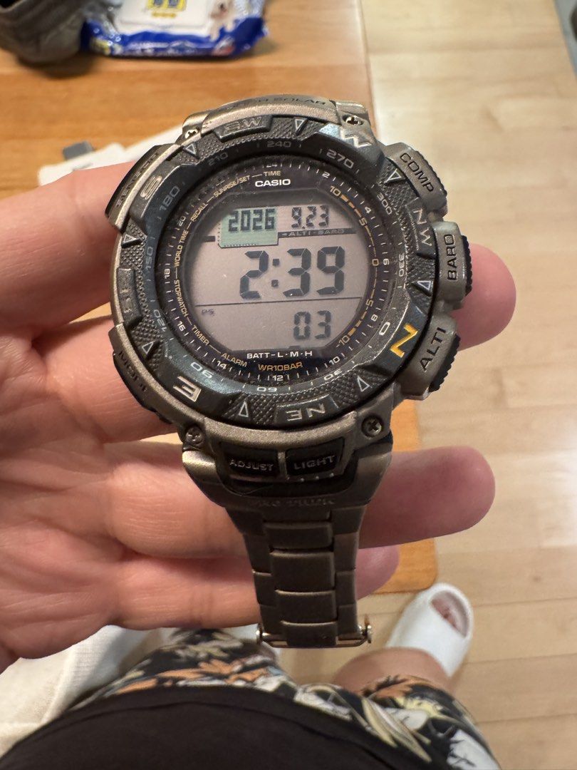 CASIO PRO TREK PRG-240T Titanium （分類：手錶）位於 Hong Kong。 由 tobyhihi 提交（商品編號 1463532961，圖片 1）。簡介： 呢隻係CASIO PRO TREK 太陽能電波錶，型號係PRg-240T。泰國製，鈦金屬錶帶。。