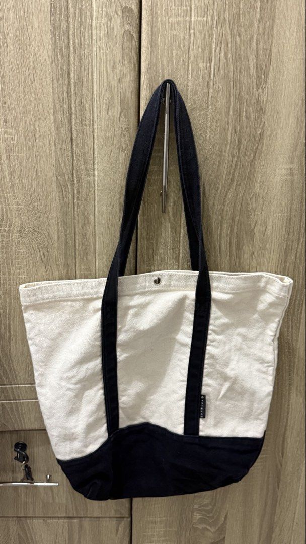 Catalog canvass tote shopper bag (Category: Tote Bags) located in Cordova. Submitted by thedecluterrer (Listing ID 1463338848, Image 1). Description: .