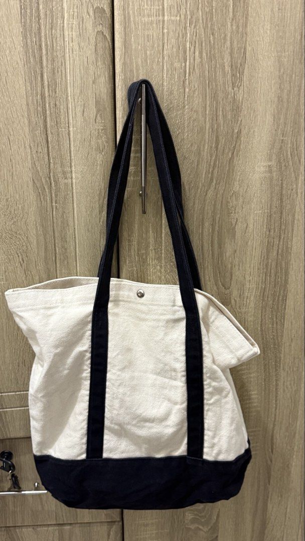 Catalog canvass tote shopper bag (Category: Tote Bags) located in Cordova. Submitted by thedecluterrer (Listing ID 1463338848, Image 2). Description: .