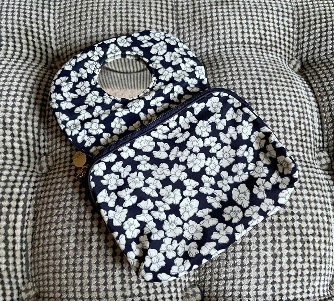 Cd pouch (Category: Purses & Pouches) located in Bulacan. Submitted by thriftbagcollections (Listing ID 1463402048, Image 3). Description: Christian Dior Vanity pouch,excellent condition!.