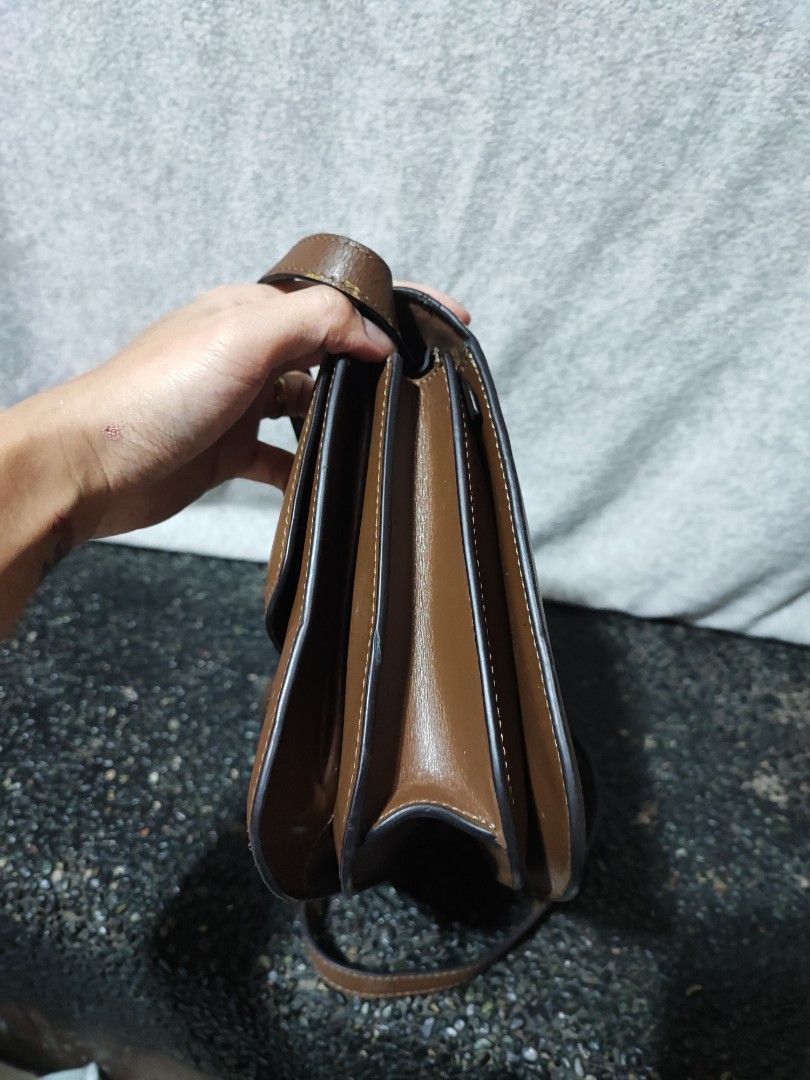 Celine classic box Shoulder Bag (Category: Luxury Bags & Wallets) located in Baguio. Submitted by ozara.06 (Listing ID 1463539642, Image 3). Description: Celine classic box Medium size May unting chismis sa sling strap nya 1300 nalang this.