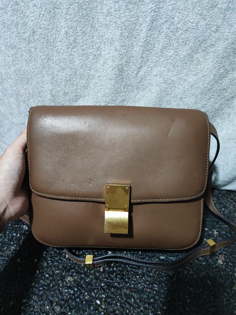 Celine classic box Shoulder Bag (Category: Luxury Bags & Wallets) located in Baguio. Submitted by ozara.06 (Listing ID 1463539642, Image 2). Description: Celine classic box Medium size May unting chismis sa sling strap nya 1300 nalang this.