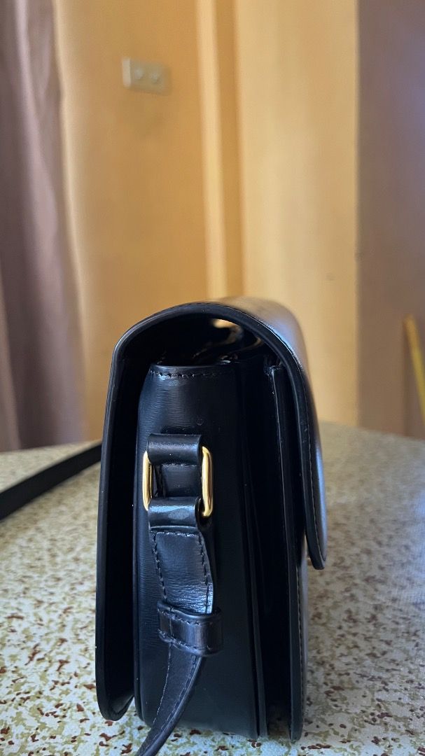 CELINE TRIOMPHE (Category: Luxury Bags & Wallets) located in Makati City. Submitted by tonyalavaro (Listing ID 1463531585, Image 3). Description: JAPAN THRIFT CELINE TRIOMPHE -NO DUSTBAG -NO PAPERS .