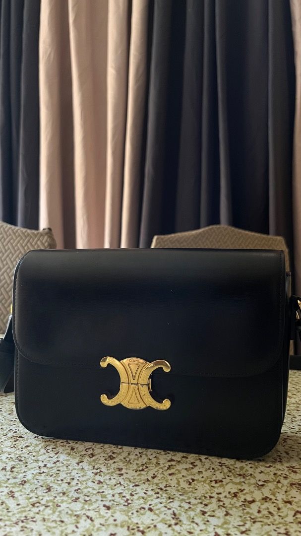 CELINE TRIOMPHE (Category: Luxury Bags & Wallets) located in Makati City. Submitted by tonyalavaro (Listing ID 1463531585, Image 1). Description: JAPAN THRIFT CELINE TRIOMPHE -NO DUSTBAG -NO PAPERS .