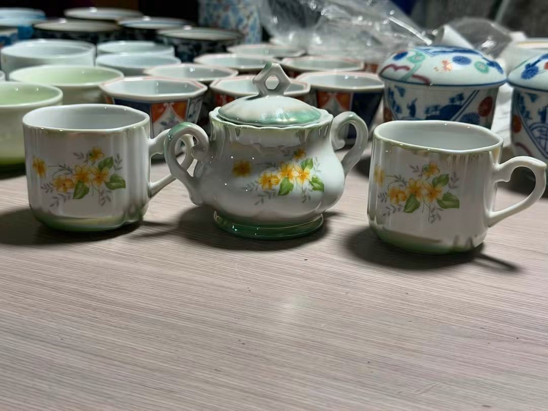 CERAMICS SET (Category: Vases & Decorative Bowls) located in Sablan. Submitted by gongonshelley12 (Listing ID 1463504279, Image 2). Description: 200 ONLY NO CHIPS CERAMIC.