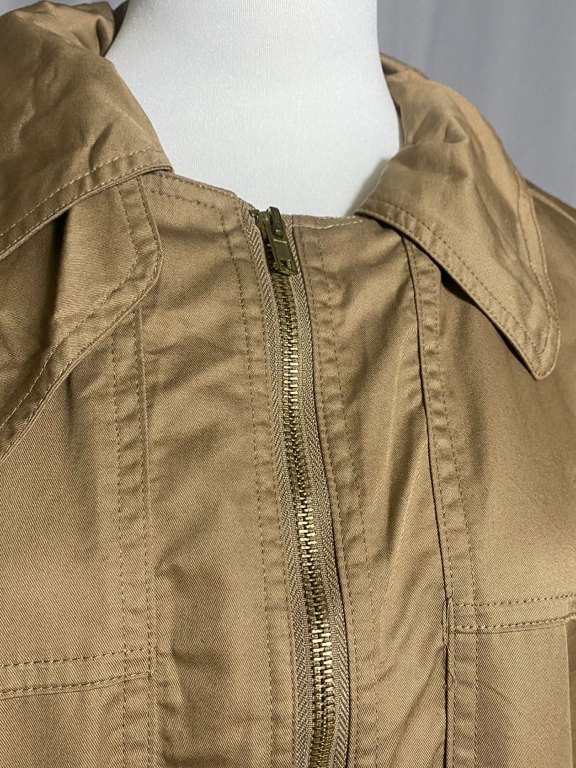 CFT sleeve-cut multi-way jacket, beige (Category: Coats, Jackets and Outerwear) located in Las Pinas. Submitted by ipickyou (Listing ID 1463478345, Image 3). Description: Unwashed 𝗠𝗲𝗮𝘀𝘂𝗿𝗲𝗺𝗲𝗻𝘁𝘀 𝘄𝗵𝗲𝗻 𝗹𝗮𝗶𝗱 𝗳𝗹𝗮𝘁: -Armpit to armpit: 27” -Length: 27 1/2”.
