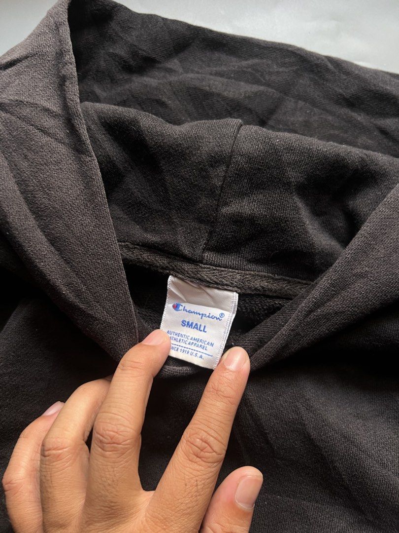 CHAMPION CARPETARIZED HOODIE (Category: Coats, Jackets and Outerwear) located in Manila. Submitted by thriftwhoop (Listing ID 1463553560, Image 2). Description: CHAMPION BIG CARPETARIZED Complete tags 21 by 24 ( SMALL TO MEDIUM ) Good condition 9.8/10 color rate Need wash See details⬇️ .