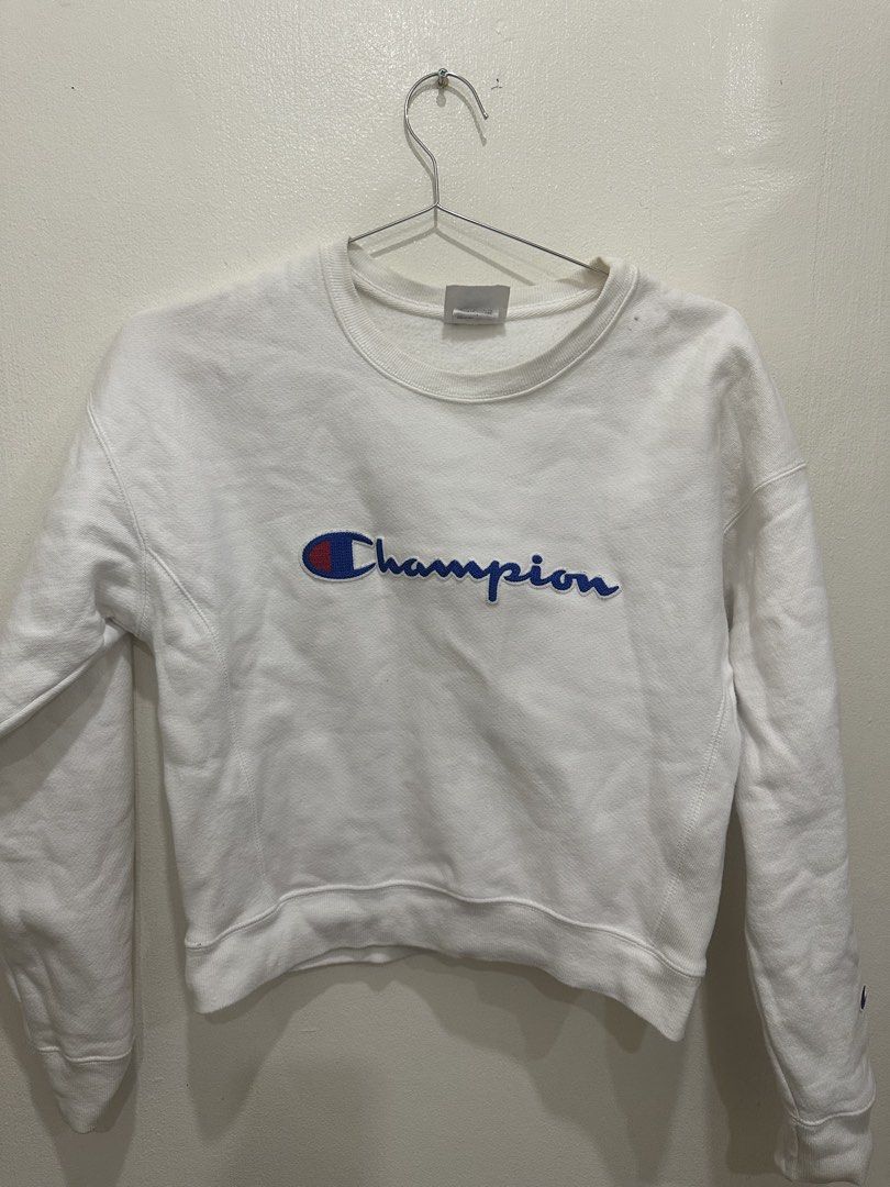 Champion Reverse Weave White Sweatshirt Small (Category: Coats, Jackets and Outerwear) located in Manila. Submitted by roseluxuryitems (Listing ID 1463477492, Image 2). Description: - Authentic Champion Reverse Weave Sweatshirt - Classic embroidered Champion logo on the front - Iconic small 'C' logo on the sleeve - Size: Small - Ideal for comfortable, casual wear.