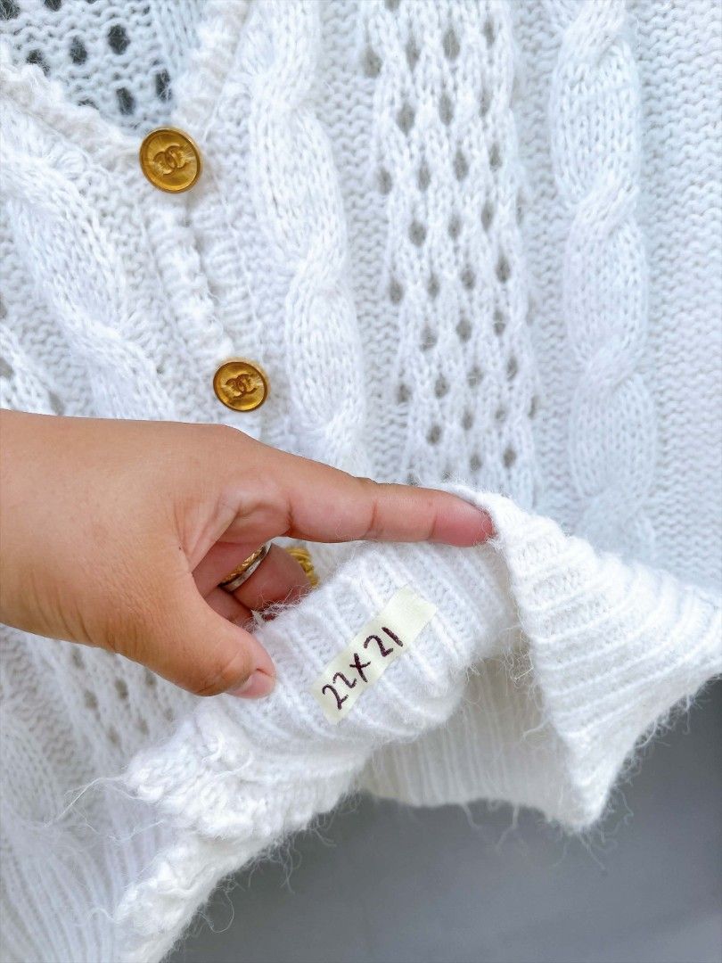 Chanel (Category: Longsleeves) located in San Nicolas. Submitted by lictawajre19642 (Listing ID 1463405064, Image 3). Description: Size: M-L Width :22 Length :21 CR:10/10 Issue :NONE.