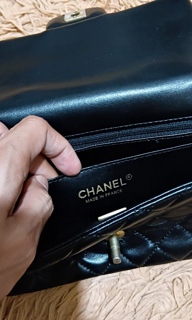 CHANEL (Category: Cross-body Bags) located in Legazpi City. Submitted by nashaiza (Listing ID 1463412753, Image 3). Description: Chanel gold hardware micro chips authenticity not guarantee MOP:GCash Courier: J&T Express.