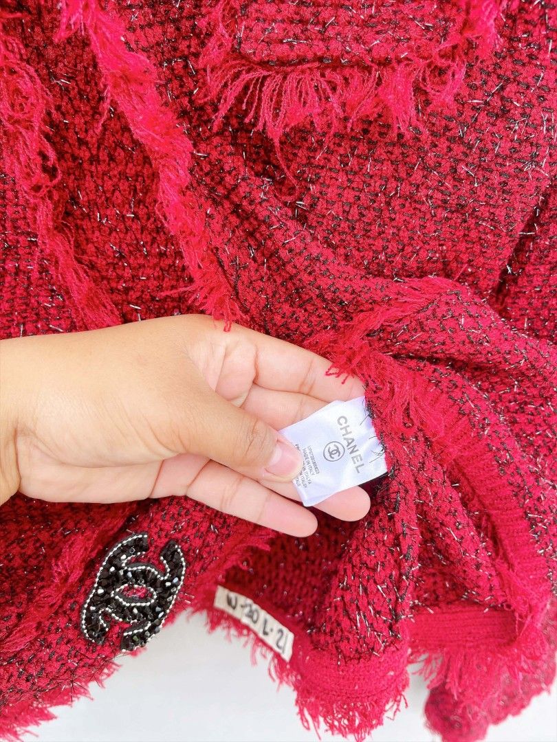 Chanel (Category: Coats, Jackets and Outerwear) located in San Nicolas. Submitted by lictawajre19642 (Listing ID 1463468734, Image 3). Description: Size: Medium Width :20 Length :21 CR:10/10 Issue :NONE.