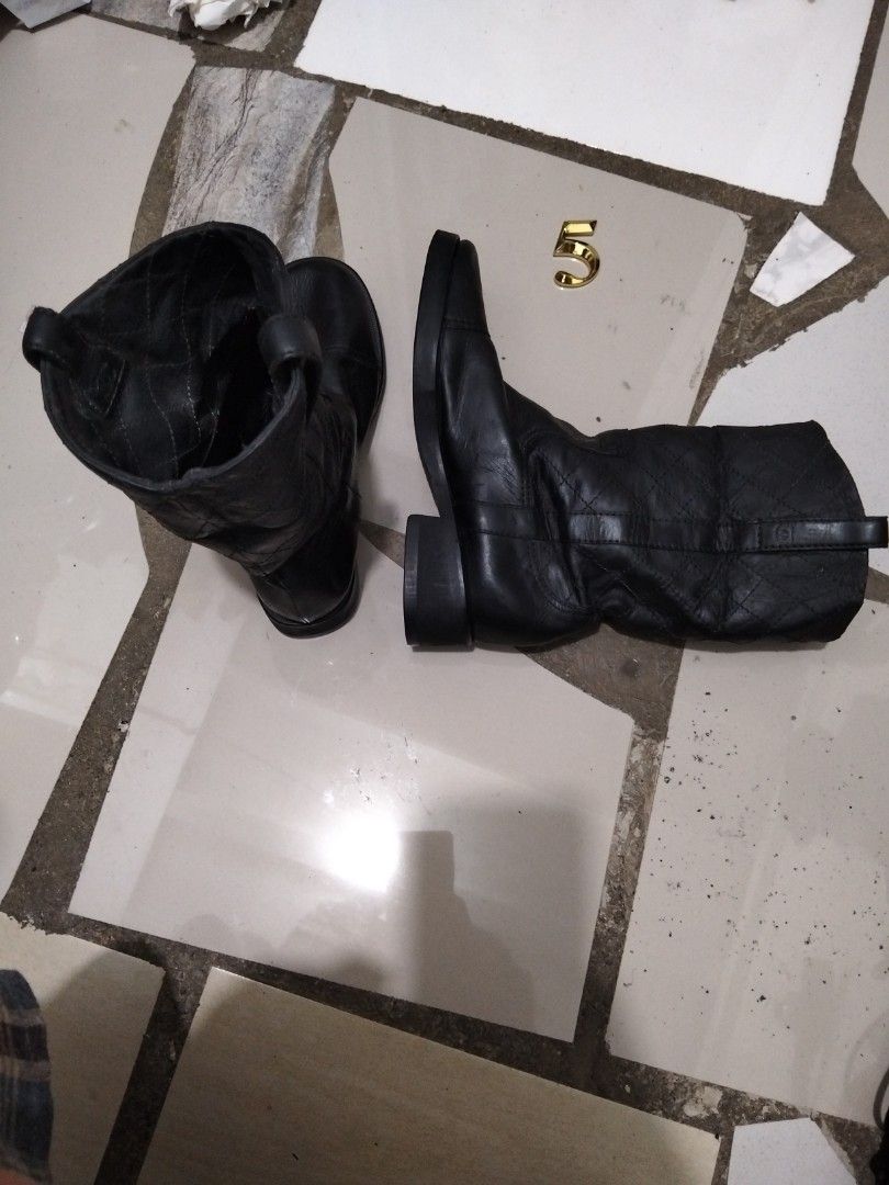 Chanel Boots (Category: Boots) located in El Salvador. Submitted by francheskaukayukay (Listing ID 1463335105, Image 1). Description: .