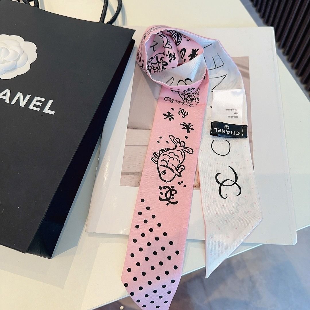 Chanel outlet 粉紅色魚仔圖案絲巾 順豐包郵 （分類：絲巾）位於 Hong Kong。 由 freerabbit.df494b 提交（商品編號 1463457977，圖片 5）。簡介： Twilly 小絲巾登場✨真係可愛到爆，上手真係好驚喜，襯造型必備！ 貨量唔多，唔會長期有貨。 實用性極高，可以綁頭髮、綛袋等，款式獨特，寧缺毋濫。 物料：100% 斜紋真絲 尺寸：120×6cm 福利款唔講價，全新，包裝齊全，順豐送貨上門！。