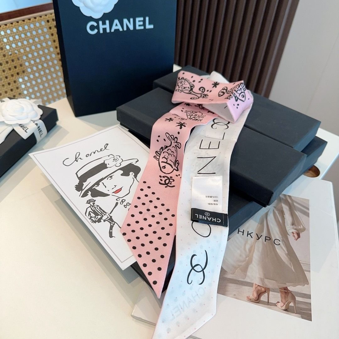Chanel outlet 粉紅色魚仔圖案絲巾 順豐包郵 （分類：絲巾）位於 Hong Kong。 由 freerabbit.df494b 提交（商品編號 1463457977，圖片 6）。簡介： Twilly 小絲巾登場✨真係可愛到爆，上手真係好驚喜，襯造型必備！ 貨量唔多，唔會長期有貨。 實用性極高，可以綁頭髮、綛袋等，款式獨特，寧缺毋濫。 物料：100% 斜紋真絲 尺寸：120×6cm 福利款唔講價，全新，包裝齊全，順豐送貨上門！。