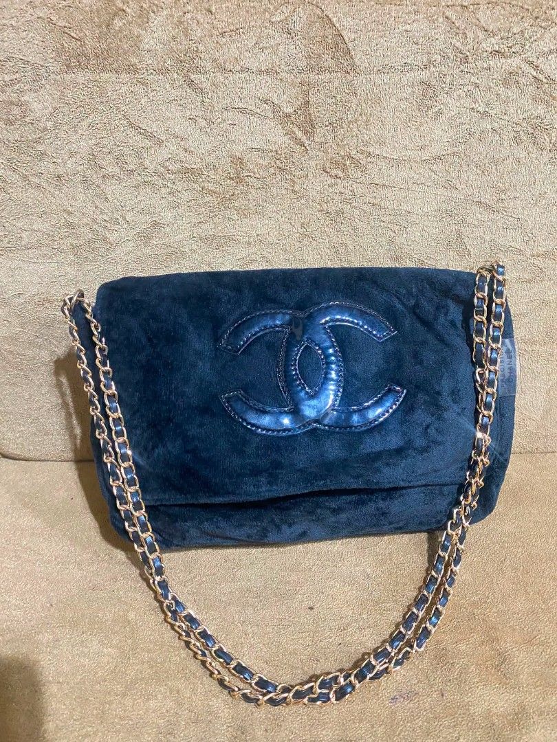 Chanel VIP PRECISION (Category: Shoulder Bags) located in Dumaguete. Submitted by camillaolshoppe2 (Listing ID 1463475561, Image 2). Description: CC presicion Bag ViP bag 🛍️ Ganda pa Almost new.