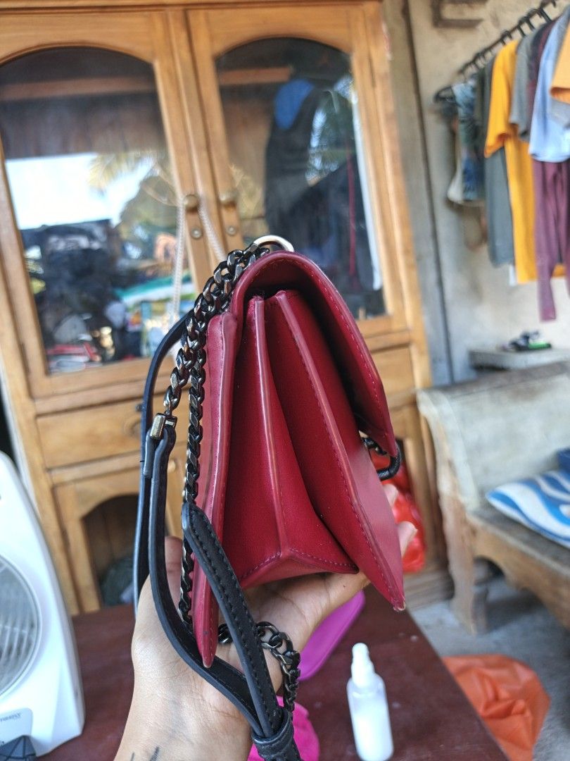 Charles&keith💯red shoulder bag (Category: Shoulder Bags) located in Manila. Submitted by ukay-ukaybylyn (Listing ID 1463349462, Image 3). Description: good condition💯 kasya phone pero hindi kasya ang long wallet.