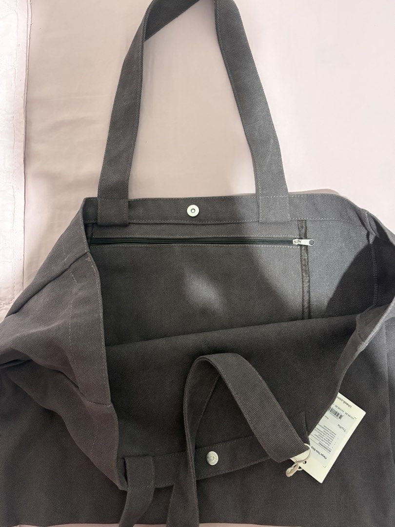 Cheak Mega Tote Bag (Category: Tote Bags) located in Makati City. Submitted by goodstuff.phl (Listing ID 1463382113, Image 2). Description: .