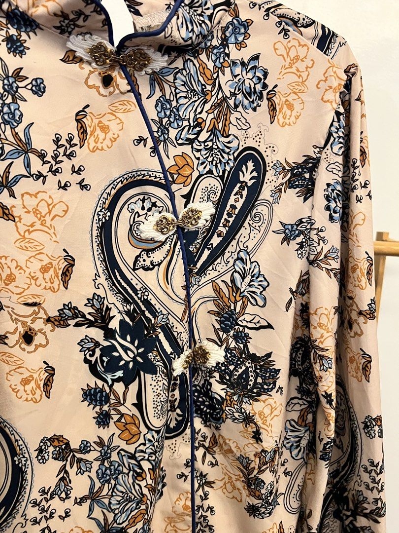 Cheongsam Top (Category: Longsleeves) located in Manila. Submitted by carlitamhawie (Listing ID 1463458770, Image 2). Description: gorgeous gold cheongsam top 🧚🏻‍♀️ hate to let this go but i don't think i'll go back to blonde / be a gold girlie again anytime soon 🎐 size S-M 🎐 ₱349 📍 makati or QC, can ship anywhere in PH 🚚 lalamove or gogoexpress ◡̈.